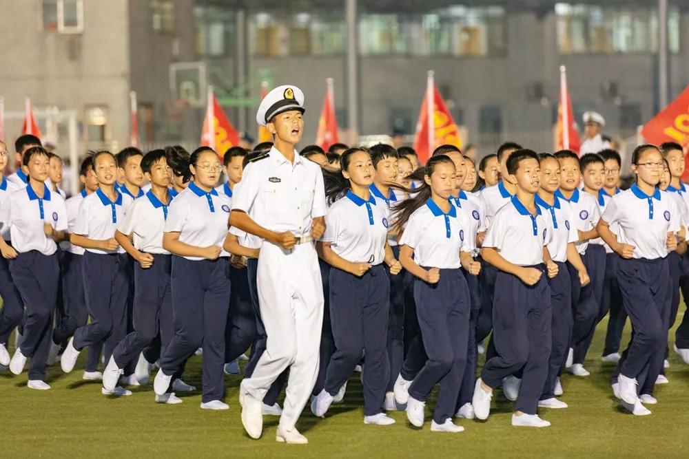 足坛豪杰策马踏沙场，英姿飒爽再战功名的简单介绍