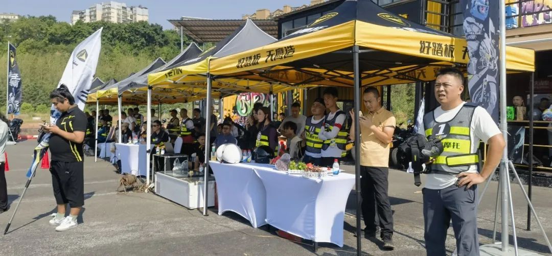 包含红天鹰集团斩获胜利，晋级下一轮的词条